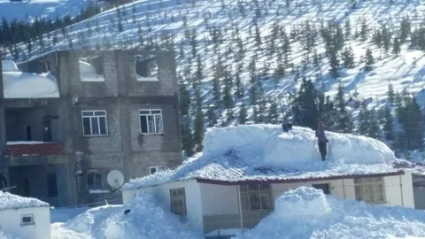 Mersin'de Kardan Dolayı Çatılar Çöktü