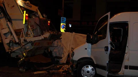 Adana'da Trafik Kazası: 15 Yaralı