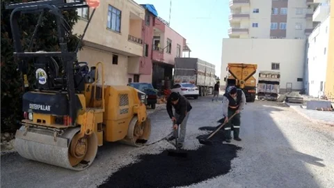 ERDEMLİ'DE AŞIRI YAĞIŞTAN ETKİLENEN YOLLAR DÜZELTİLİYOR