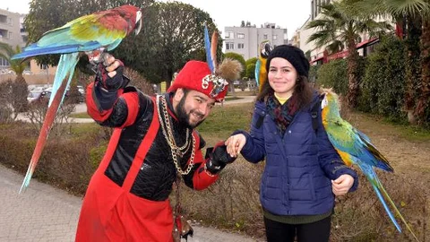 Mersin'de 3 Papağanıyla Sokaklarda Dolaşıp Hayvan Sevgisini Gösteriyor