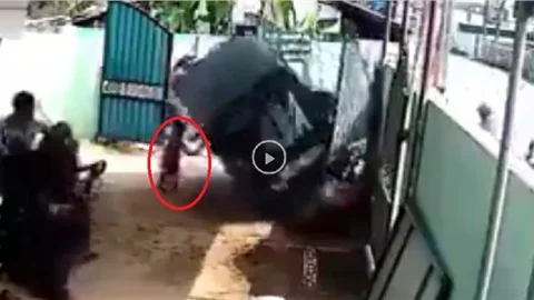 Kontrolünü Kaybeden Araç Küçük Kızın Üzerine Devrildi! İşte Saniye Saniye Dehşet Anları