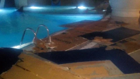 Havuzda Yüzerken Üzerlerine Tavandan Alçıpanlar Düştü: 6 Kadın Yaralandı