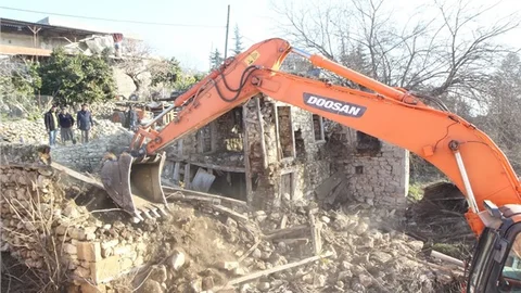 TOROSLAR’DA BİNALARIN YIKIMLARI SÜRÜYOR
