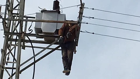 Hırsızlık İçin Elektrik Direğine Çıktı Feci Şekilde Can Verdi