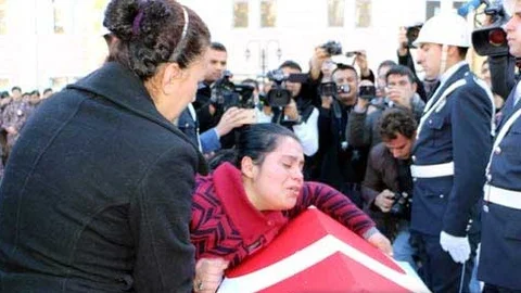 Polisin Tabutuna Sarılıp Ağlayan Kadının Akraba Olmadığı Ortaya Çıktı