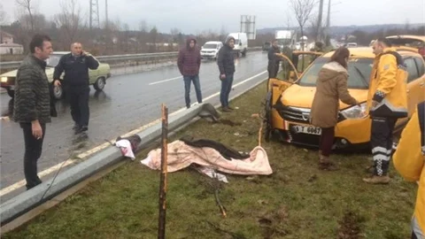 Ticari Taksi Kaza Yaptı: 1 Ölü 3 Yaralı