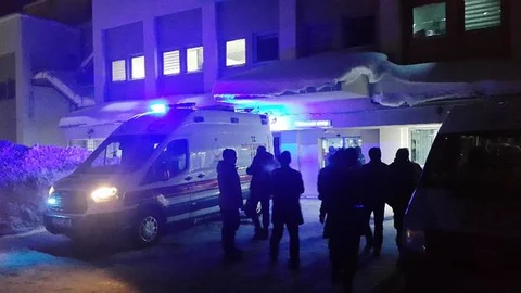 Son Dakika: Yol Açma Çalışmasına Giden Muhtar Çığ Altında Kalarak Yaşamını Yitirdi