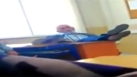 Kur'an-ı Kerim Okunurken Ayaklarını Masanın Üzerine Atan Din Kültürü Öğretmenine Soruşturma Açıldı