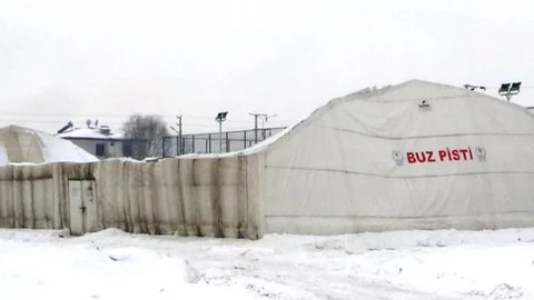 Gençlik Merkezinde Buz Pistinin Çatısı Çöktü