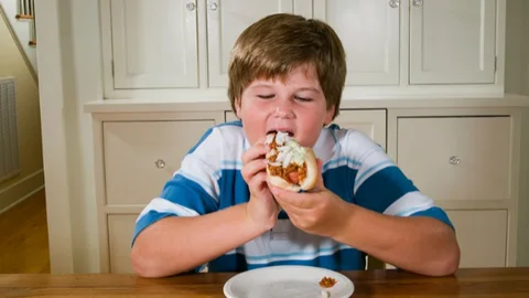 ÇOCUĞUNUZU OBEZİTEDEN KORUMAK İÇİN ALMANIZ GEREKEN ÖNLEMLER