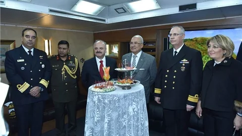 VALİ ÇAKACAK, UNİFİL GEMİSİ BRS LİBERAL’DE DÜZENLENEN RESEPSİYONA KATILDI