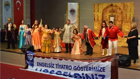 TİYATRODA DA ‘ENGEL’LERİ AŞTILAR