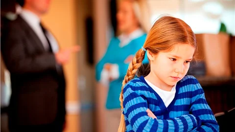 SÜREKLİ ELEŞTİRİLEN ÇOCUKLAR, MUTSUZ VE SALDIRGAN OLUYORLAR