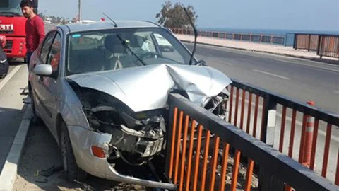 Mersin'de Feci Kaza.. Korkuluklar Araca Saplandı