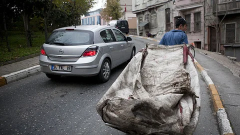 MERSİN BÜYÜKŞEHİR BELEDİYESİ, ZABITA EKİPLERİNİN KÂĞIT TOPLAYICILARINI TOPLATTI…