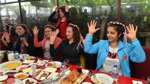 MERSİN BÜYÜKŞEHİR BELEDİYESİ İŞİTME ENGELLİ KADINLAR KAHVALTIDA BULUŞTURDU