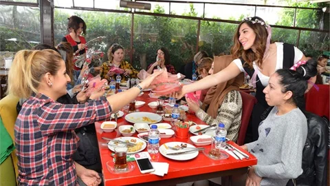 İŞİTME ENGELLİ KADINLAR KAHVALTIDA BULUŞTU