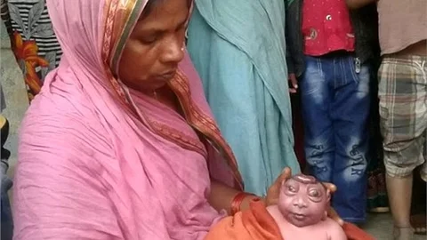 'Tanrıların Ruhuna Sahip Olduğu' İddia Edilen Bebek Ülkeyi Kasıp Kavurdu