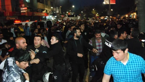 Polis'e Kafa Atan Suriyeliyi Vatandaşlar Linç Etmek İstedi