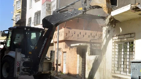 Akdeniz'de Tehlike Ve Kirlilik Oluşturan Yapıların Yıkımı Sürüyor