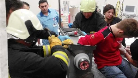 Elini Kaptırdığı Kıyma Makinesi ile Hastaneye Getirildi