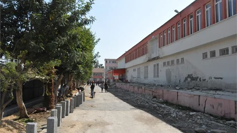 Tarihi Liseye Belediye Eli Değdi