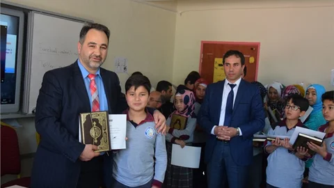 Erdemli'de Öğrencilere Başarı Belgesi ve Kur'an-ı Kerim Hediyesi