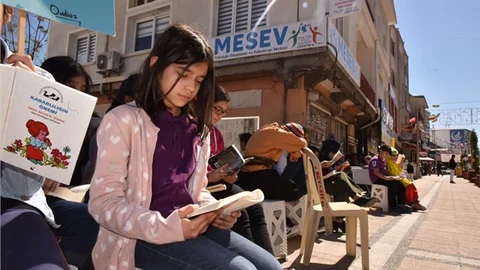 Anamur Muşurup Sanat Sokağında Kitap Okuma Etkinliği Düzenlendi