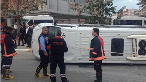 Mersin'de Öğrenci Servisi ile Otomobil Çarpıştı: 20 Yaralı