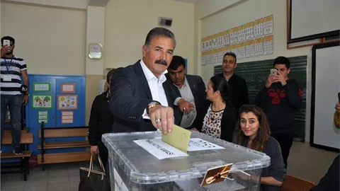 Toroslar Belediye BaşkanıTuna Referandum'da Oyunu Kullandı