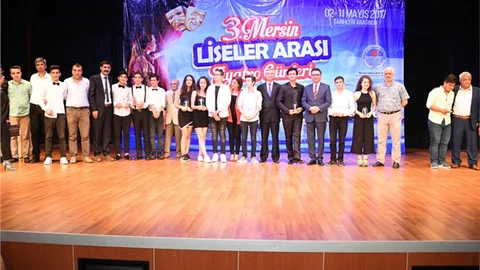 Mersin'de Tiyatroda Gelecek Vadeden Yıldızlar Ödüllendirildi