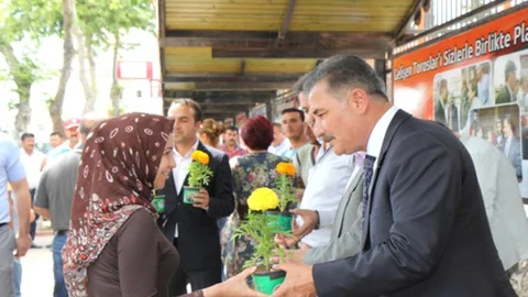 Mersin Toroslar Belediye Başkanı Tuna’dan Annelere 60 Bin Çiçek