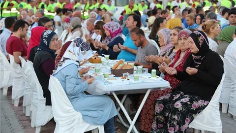 Erdemli Belediyesi İftar Sofrasında Gönüller Buluşuyor