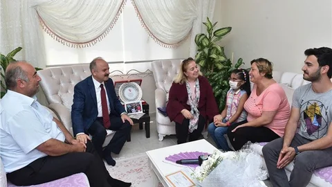 Vali Çakacak ve Eşi Kevser Çakacak’tan Yılın Babasına Babalar Günü Sürprizi