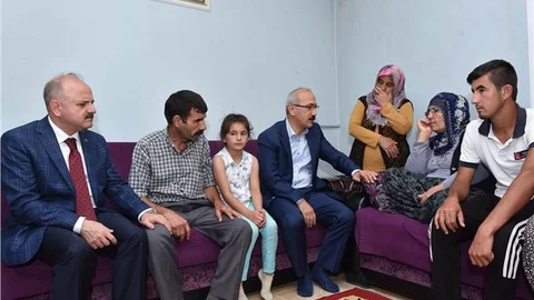 Kalkınma Bakanı Elvan, Şehit Uzman Çavuş Ramazan Bahşiş’in Baba Evini Ziyaret Etti