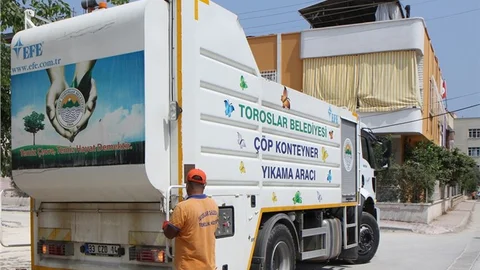 Toroslar’da Çöp Konteynerleri Dezenfekte Ediliyor