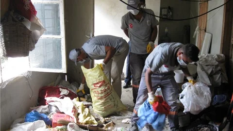 Tarsus Zabıtası Çöp Yığınına Dönen Evi Boşalttı