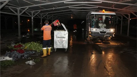 Toroslar’da Pazar Yerlerinde Gece Mesaisi