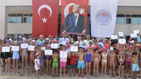 Yüzme Kursunu Tamamlayan Öğrenciler Sertifikalarını Aldı