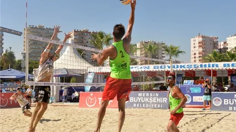 Mersin’de Plaj Voleybolu Rüzgârı Esmeye Devam Ediyor