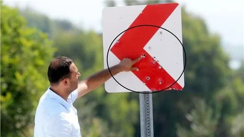 Adana'da yön levhalarını hedef tahtası haline getirdiler