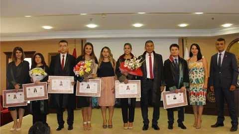 Mersin'de Yeni Avukatlar Yemin Ederek Ruhsatlarını Aldılar