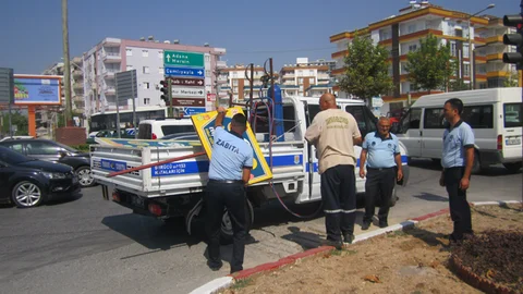Zabıta Refüjlere Rastgele Konulan Reklam Tabelalarını Kaldırdı