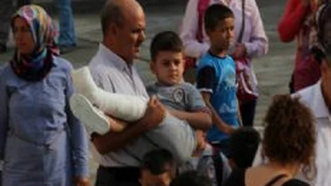 Mersin Mut'ta Ayağı Alçıdaki Minik Öğrenciyi Okula Dedesi Kucağında Getirdi