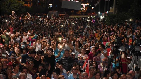 Binlerce Tarsus’lu Mustafa Yıldızdoğan’la Çoştu