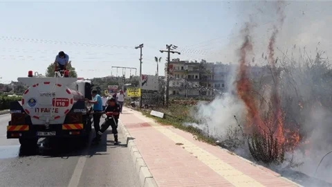 Erdemli’de Yol Kenarında Çıkan Yangın Telefon Hatlarını Yaktı