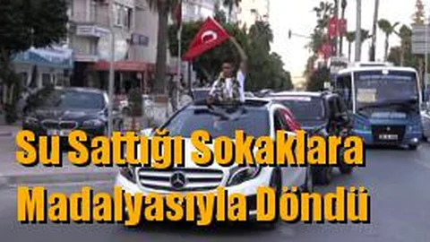 Mersin'de Milli Boksör, Su Sattığı Sokaklara Avrupa Madalyasıyla Döndü