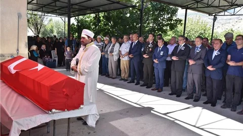 Vali Su, Emekli Vali-Müsteşar Durmuş Yalçın’ın Cenaze Törenine Katıldı