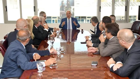 Mersin'de Fahri Konsoloslar Belediye Başkanı Burhanettin Kocamaz'la Bir Araya Geldi