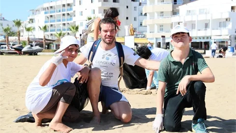 Mersin'de Duyarlı Öğrenciler Daha Temiz Sahiller İçin Kolları Sıvadı